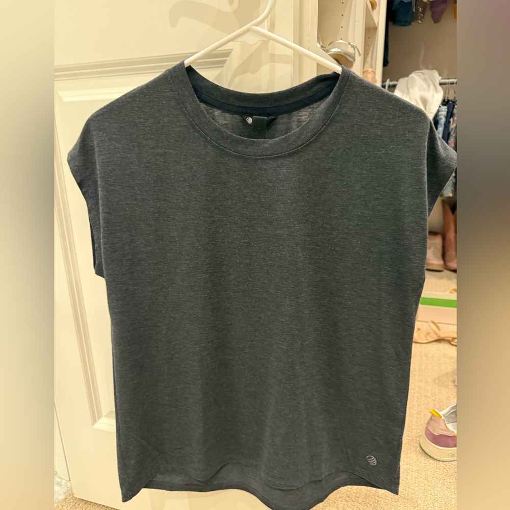 Cute gray tshirt. Looks new.